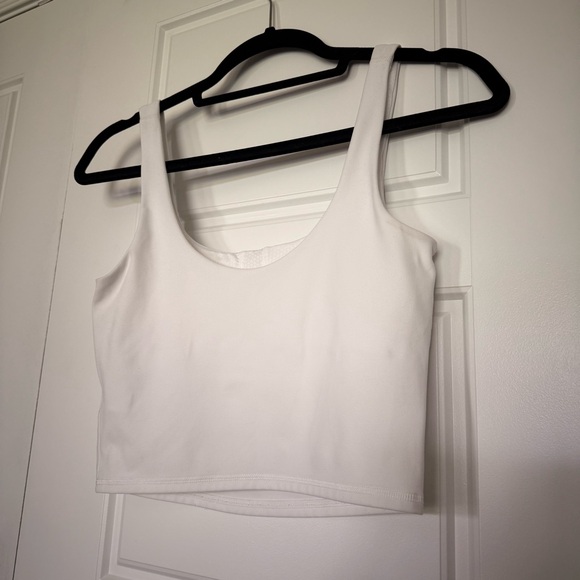 vuori women’s daily crop in white (no pads) - Picture 12 of 14